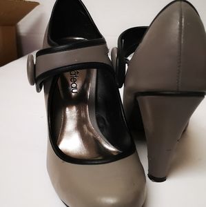 LE CHÂTEAU shoes grey black trim 6M